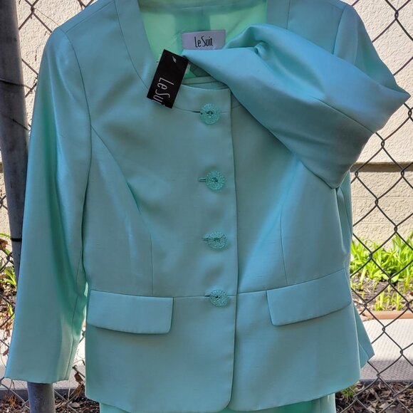 Le Suit - Picture 2 of 4